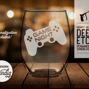 Może przedstawiać: Przezroczysty kieliszek do wina bez nóżki z piaskowanym wzorem kontrolera do gier wideo i napisem "GAME NIGHT". Na szkle widnieje również napis "Personalizacja w zestawie!" i "DEEP ETCH".