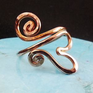 Women&#39;s Small Heart Copper Ring, Hand Hammered Copper Ring, Textured Ring, Healing Copper Rings, Thumb Ring, Midi Ring, Love ring, curly