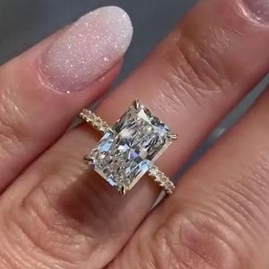 Anello di fidanzamento con diamante sintetico taglio radiante da 4,5 carati, certificato IGI, con pavé di diamanti e alone nascosto, anello per anniversario, anello di promessa per lei.