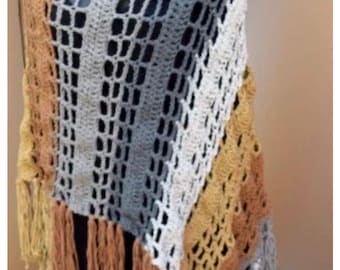 Peut inclure: Un poncho en crochet fait à la main dans une palette de couleurs neutres. Le motif ajouré présente un mélange de beige, de gris et de jaune, avec une bordure à franges. Ce poncho élégant est parfait pour superposer.