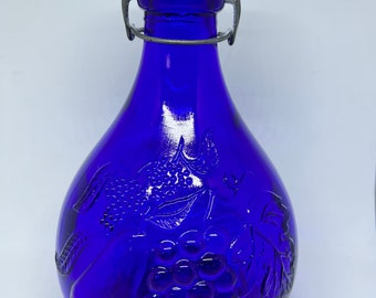 Des bouteilles de jus de uits raaîchissants et colorés Des boissons