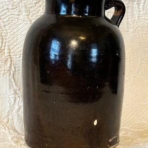 Antigo pote de grés esmaltado com sal marrom primitivo com alça