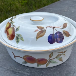 Royal Worcester, Evesham, Casserole dish Gold Trim With Lid, Various Fruit Motif