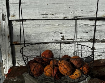 Cesta de alambre primitiva con frutos secos