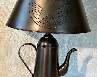 Lampada in stile country con teiera a stella punzonata in metallo rustico di Colonial Tin Works