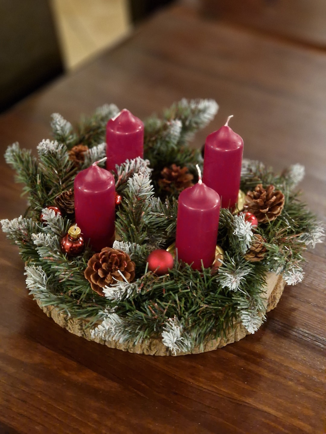 Adventsgesteck auf Holz Adventskranz auf Baumscheibe Weihnachtsdeko