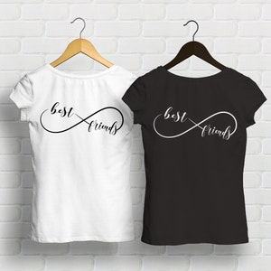 Könnte beinhalten: Zwei T-Shirts, eines weiß und eines schwarz, mit dem Text "best friends" und einem Unendlichkeitszeichen auf der Rückseite.