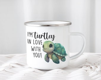 Bedruckte Emaille Tasse mit Schildkröte und Spruch  I'm turtley in love with you Geschenk Valentinstag