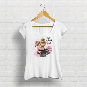 Puede incluir: Camiseta blanca con un gr&aacute;fico de una madre y una hija abraz&aacute;ndose. El texto "best mom ever" est&aacute; impreso en la camiseta.