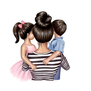 Puede incluir: Una mujer con el pelo oscuro recogido en un mo&ntilde;o est&aacute; sosteniendo a una ni&ntilde;a y un ni&ntilde;o peque&ntilde;os. La ni&ntilde;a lleva un vestido rosa y el ni&ntilde;o lleva una camisa azul. La mujer lleva una camisa de rayas blancas y negras.