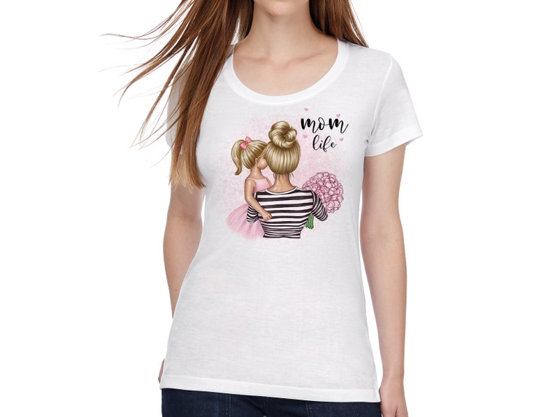 Puede incluir: Camiseta blanca con un gr&aacute;fico de una madre y una hija sosteniendo flores rosas. El texto "mom life" est&aacute; impreso en la camiseta.