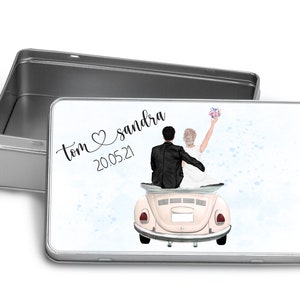 Könnte beinhalten: Eine weiße Metalldose mit blauem Aquarellhintergrund. Eine Cartoon-Illustration eines Brautpaares, das in einem Oldtimer davonfährt. Der Text "Tom ♥ Sandra 20.05.21" ist auf die Dose gedruckt.