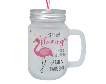 Henkelglas mit Motiv Flamingo mit Deckel und Strohhalm satiniert mit Spruch Sei ein Flamingo unter all den grauen Tauben Mason Jar