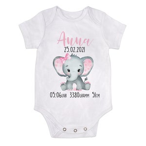 Könnte beinhalten: Weißer Baby Strampler mit einer rosa und grauen Elefanten-Illustration. Der Strampler ist personalisiert mit dem Namen "Anna", dem Datum "25.02.2021", der Uhrzeit "05:06 Uhr", dem Gewicht "3380 Gramm" und der Länge "51 cm".