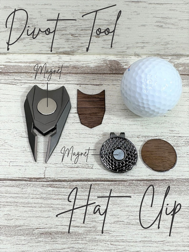 Pu&ograve; includere: Uno strumento per riparare i divot da golf con un fermaglio per cappello magnetico. Lo strumento per riparare i divot &egrave; in metallo e ha un accento in legno. Il fermaglio per cappello &egrave; anch'esso in metallo e ha un accento in legno. Il testo "Divot Tool" e "Hat Clip" &egrave; scritto in corsivo nell'immagine.