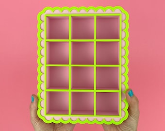 Vitrina miniatura de 12 compartimentos / Estante de pared en tonos pastel para baratijas y objetos de colección / Estante grande festoneado para curiosidades / Decoración de pared kitsch