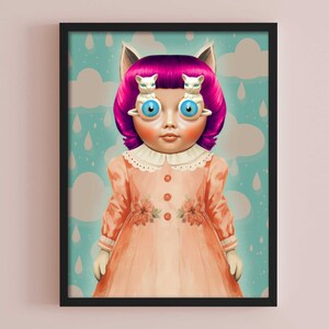 Puede incluir: Una mu&ntilde;eca con pelo rosa y orejas de gato lleva un vestido de color melocot&oacute;n con detalles florales. Los ojos de la mu&ntilde;eca est&aacute;n reemplazados por gatitos blancos.