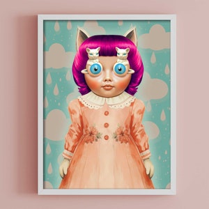 Puede incluir: Una mu&ntilde;eca con pelo rosa y orejas de gato lleva un vestido melocot&oacute;n con bordados florales. Los ojos de la mu&ntilde;eca est&aacute;n reemplazados por gatitos blancos. El fondo es azul turquesa con nubes blancas y gotas de lluvia.