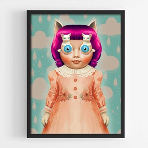 Puede incluir: Una mu&ntilde;eca con el pelo rosa y los ojos azules que lleva un vestido rosa y unas gafas blancas en forma de gato. El fondo es un patr&oacute;n azul y blanco con nubes y gotas de lluvia.