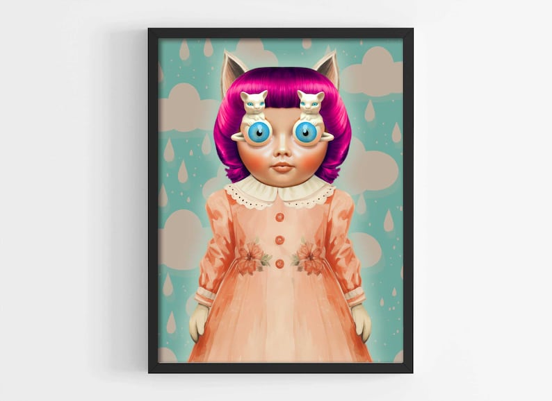 Puede incluir: Una mu&ntilde;eca con el pelo rosa y los ojos azules que lleva un vestido rosa y unas gafas blancas en forma de gato. El fondo es un patr&oacute;n azul y blanco con nubes y gotas de lluvia.