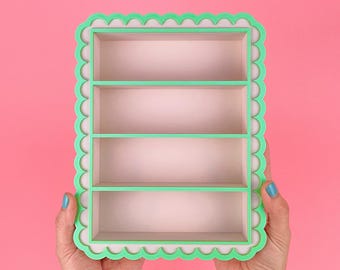 Vitrina/Estantería de pared en tonos pastel para baratijas, coleccionables y miniaturas / Decoración de pared kitsch / Estantería con borde festoneado