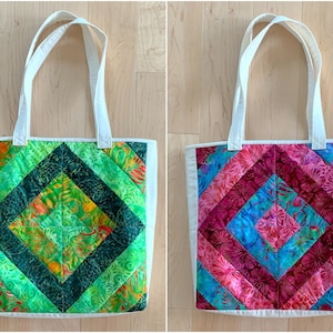 Könnte beinhalten: Zwei Tragetaschen mit weißen Canvas-Griffen und einem rautenförmigen Patchwork-Design. Eine Tasche hat ein grünes und orangefarbenes Patchwork-Design, die andere ein rosa und blaues Patchwork-Design.