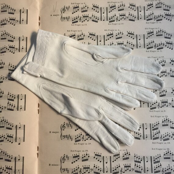 Vintage 1960's ~ 2 Pair Womens White Kid Leather Gloves SMALL 6.5~ One is  NWT