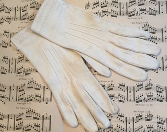 VINTAGE - Doeskin Gloves - 6 1/2 - SMALL - Boultons - Made in England - Washable - Soft and Supple - Wedding Gloves - White