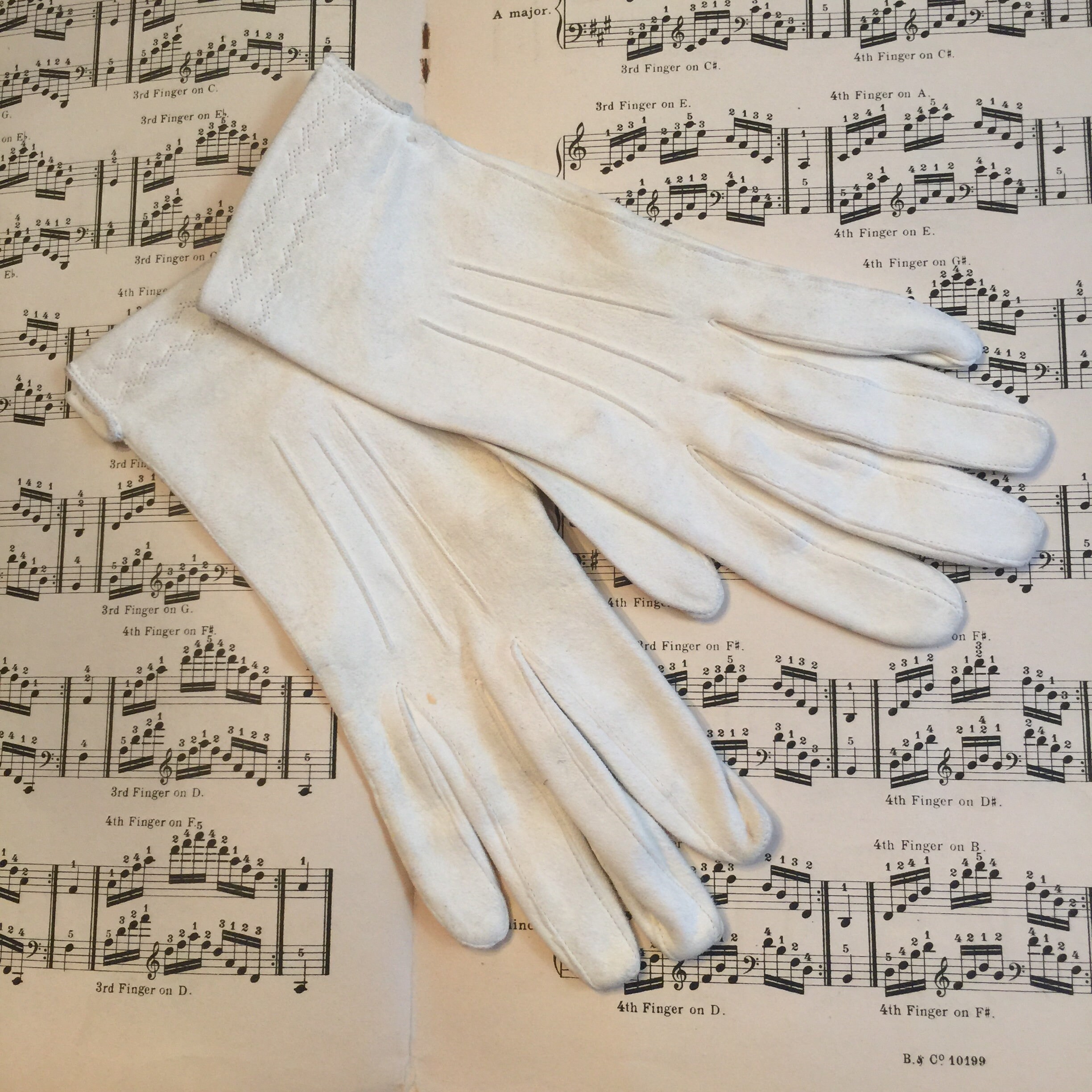 VINTAGE - Doeskin Gloves - 6 1/2 - SMALL - Boultons - Made in England - Washable - Soft and Supple - Wedding Gloves - White