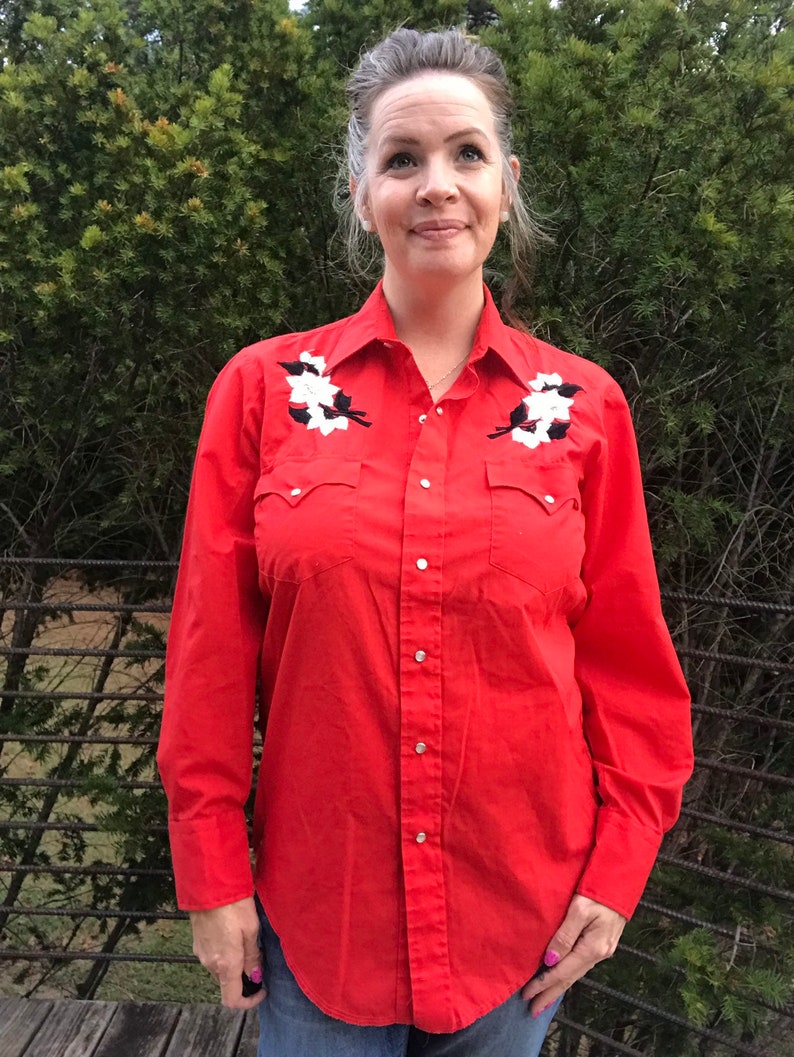 Vintage Red Western pearl snap button up with floral embroidery on shoulders Size M