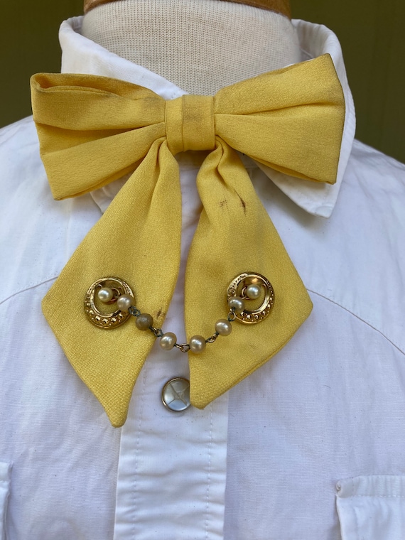Vintage 1950’s Yellow Ladies long fancy bow neck t