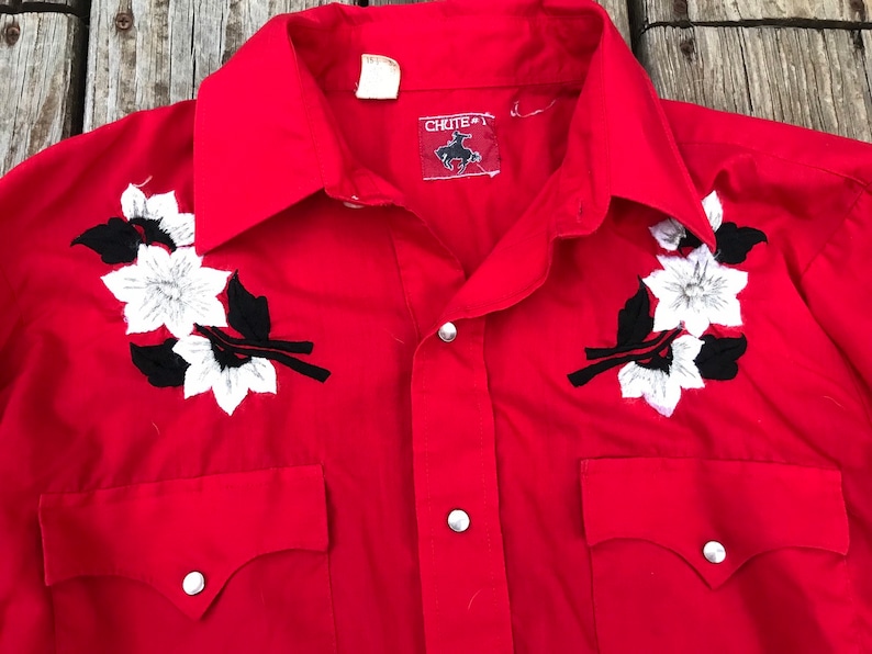 Vintage Red Western pearl snap button up with floral embroidery on shoulders Size M
