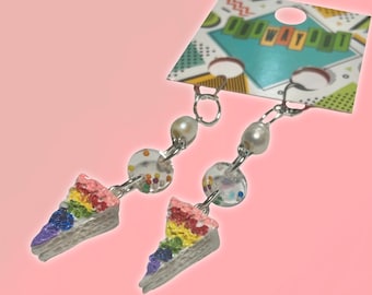 レインボープライドケーキスライスパールダングルイヤリング – 大胆なLGBTQ+ジュエリー