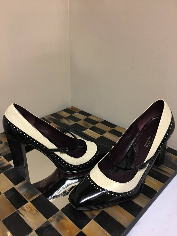 spectator pumps black white