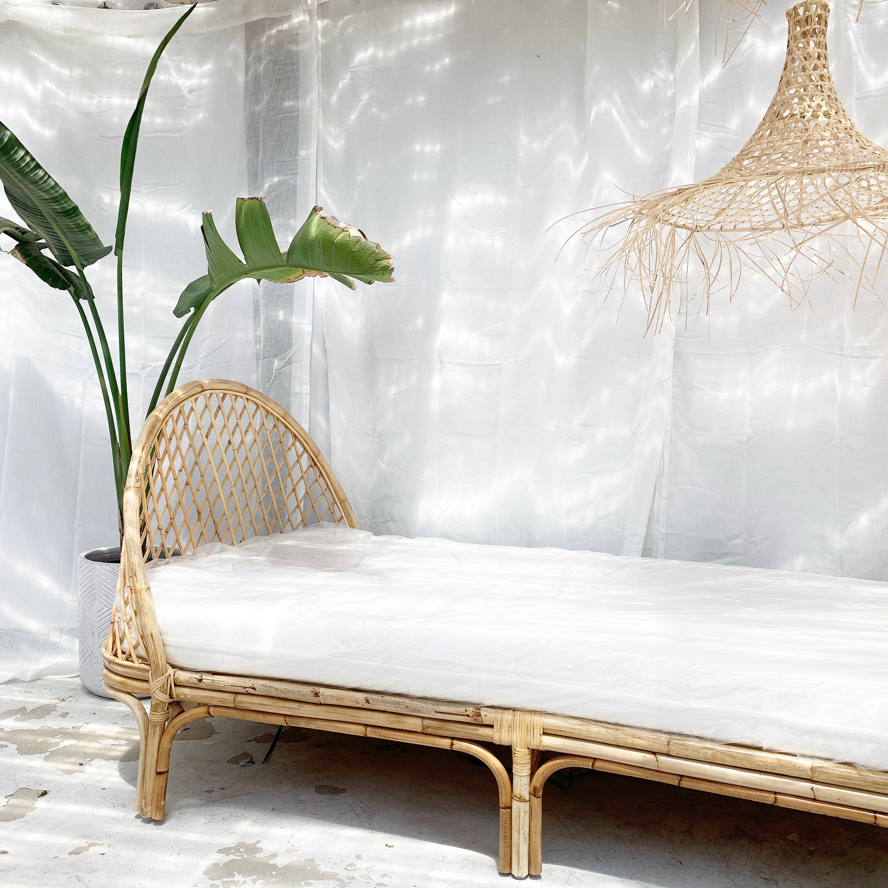 White rattan daybed deals