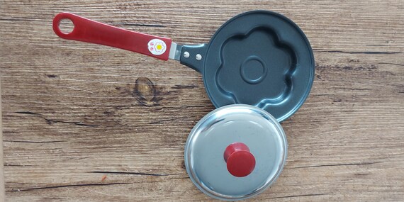 Vintage Small Frying Pan for Eggs or Flower-shaped Pancake 