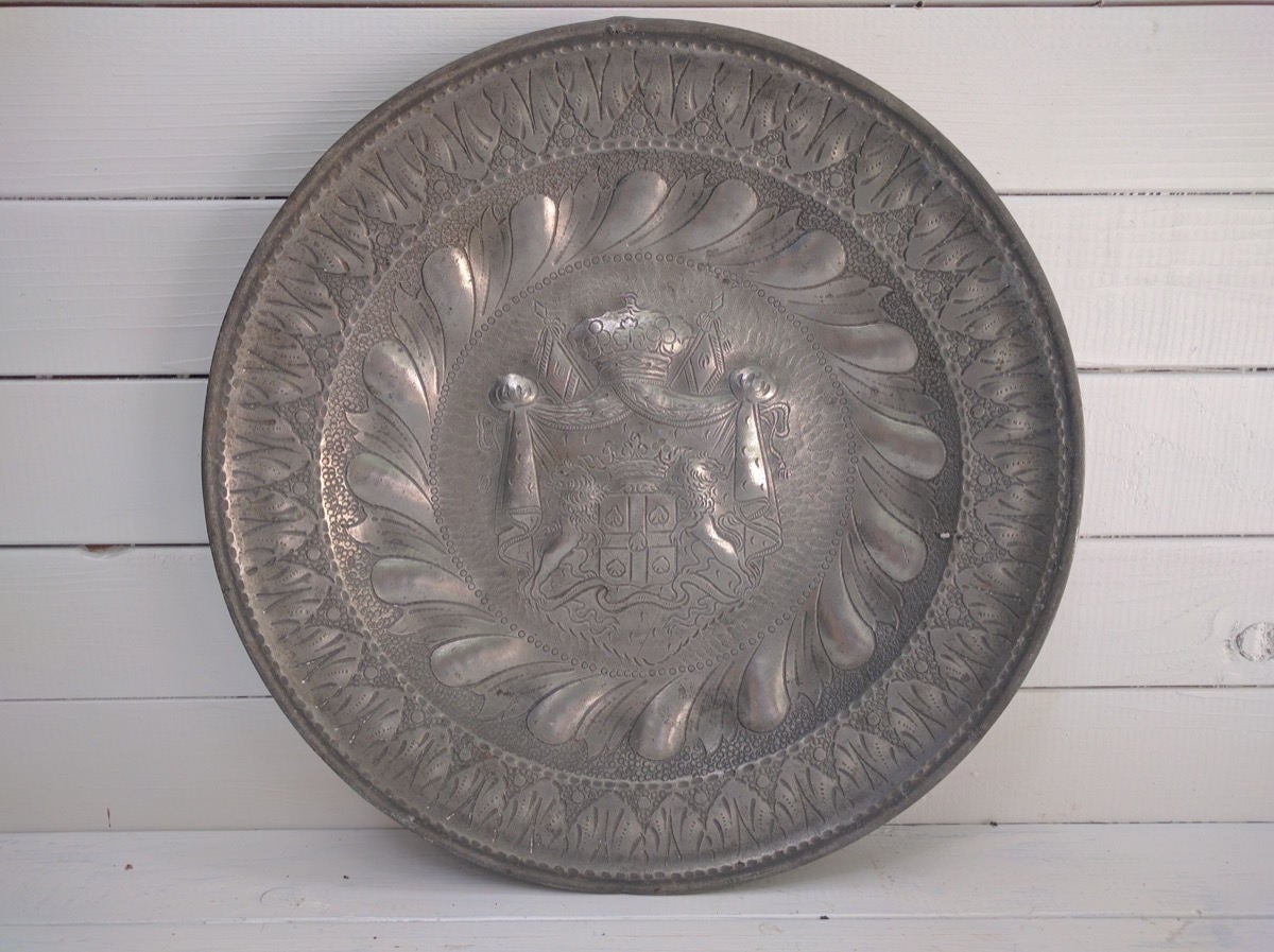 Plaque d'étain en Relief Français Antique, à Outils La Main, Crest Héraldique/Armoiries, Bouclier Cr