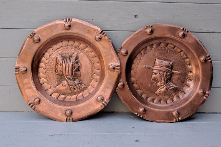 Vintage Français Cuivre Mur Suspendu Plaque Paire, Arts et Craft Style Martelé Folk Art Ferme Décor
