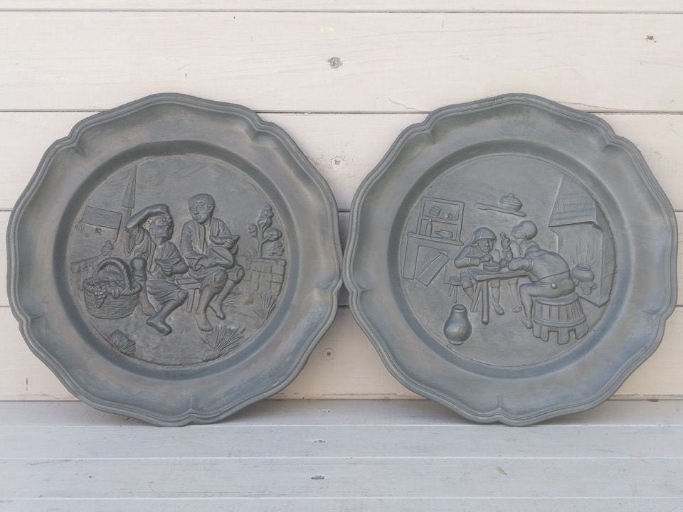 Français Pewter Plaques Suspendues Paysan Art Wall Hanging, Plates Cottage Chic Folk Farmhouse Décor