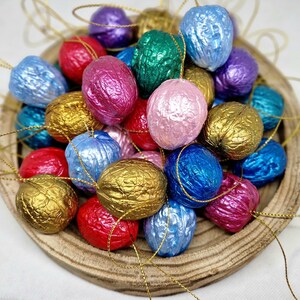 手描きのクルミ材クリスマスオーナメント、素朴なホリデーデコレーション