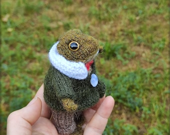 Knitted Mr. Toad Toy: Wind in the Willows Collectible, Classic Literature Gift
