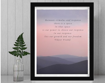 Impression encadrée citation Viktor Frankl aquarelle - L'homme en quête de sens - Il y a un espace entre stimulus et réponse - décoration de bureau