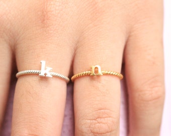 Anillo con inicial personalizada: Plata de ley, oro o oro rosa.