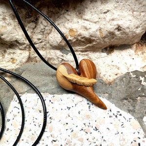 Liefdevol hart. Houten hart ketting. Hart met verenketting.  Olijfhouten ketting. Houten sieraden. Houten ketting. Hart.