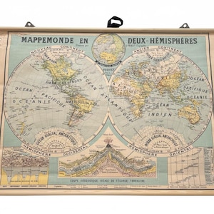Può includere: Mappamondo vintage su rotolo, con una rappresentazione dettagliata dei continenti e degli oceani. La mappa è in francese, con testo come "MAPPEMONDE EN DEUX-HEMISPHERES". Montato su aste di legno con un cinturino nero.