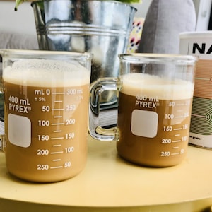 PYREX CORNING 400ml コーヒービーカーマグカップ (男の子デザイン) 2個パック 新品箱入り - 限定版 - ドイツ製ハンドメイド