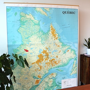 1997 Oryginalna mapa QUEBEC-u rozwijanej szkoły (po francusku!) (ogromna!) / 1997 Carte Gégraphique Scolaire Murale du QUÉBEC Fizyczna