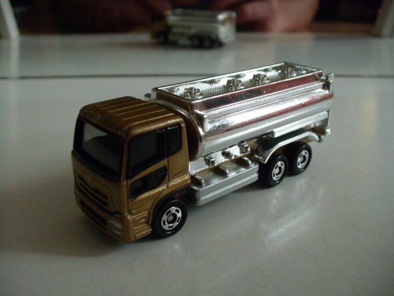 tomica nissan diesel