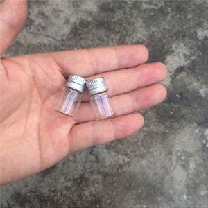 100 pezzi 16x26x8mm 2ml Mini bottiglie di vetro Imballaggio di gioielli Bottiglie carine Coperchio in alluminio Tappo a vite Contenitori di vasetti vuoti