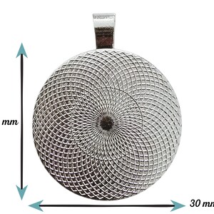 Pu&ograve; includere: Un ciondolo argentato con una superficie rotonda e strutturata, di 30 mm di diametro. Ha un'asola per il fissaggio a una catena. La superficie strutturata presenta un motivo a spirale. Per la creazione di gioielli.